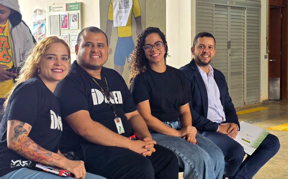 Coordenadora do projeto, gestor do Câmpus e SNJ participam de plenária